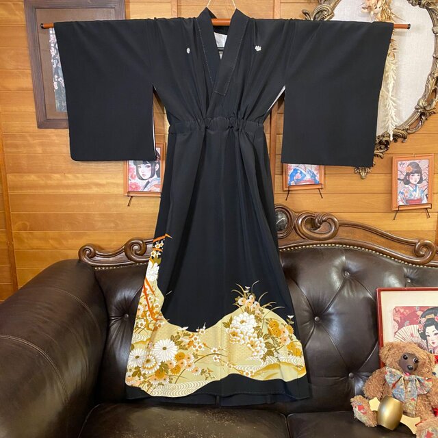 着物リメイク　(絹)黒い長袖ワンピース 着物リメイク ワンピース 黒留袖 金彩 尾方華舟 向かい鳥花文