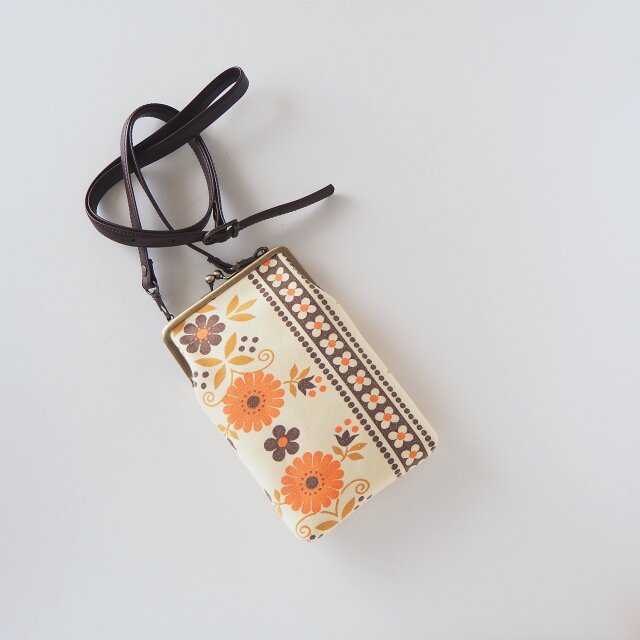 ■ヴィンテージファブリックのがま口スマホショルダーポーチ・Mサイズ / ベージュにオレンジブラウンの花 ■ bateau