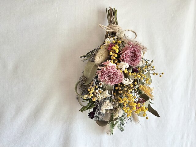 ミモザとラナンキュラスのスワッグ | iichi 日々の暮らしを心地よく