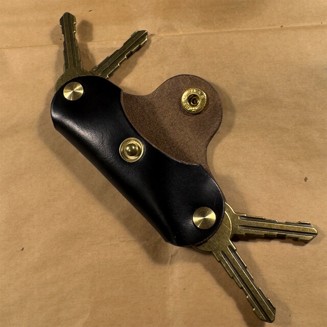 HORWEEN クロムエクセル(茶芯)トラッカーウォレット＋キーホルダー Horween社クロムエクセル・ブラック茶芯｜手のひらサイズの最小
