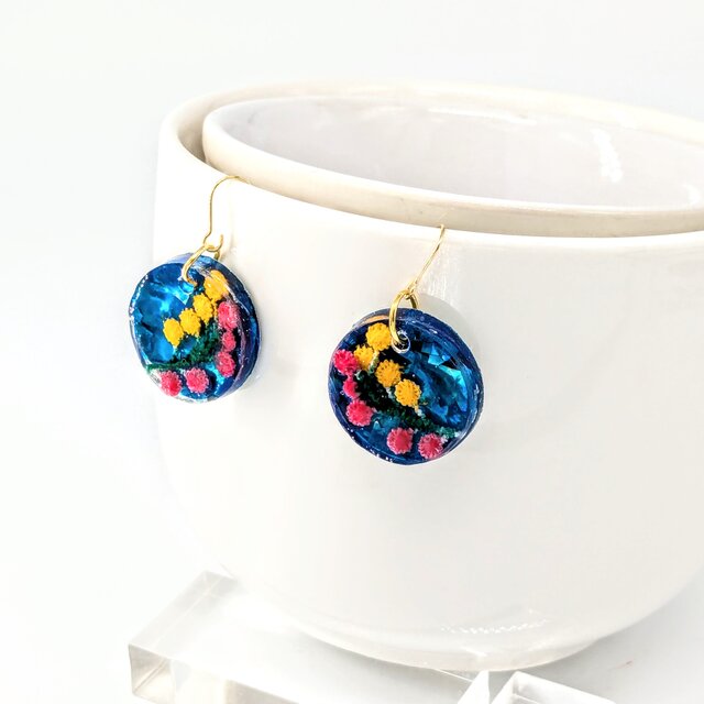 花のレースとブルー螺鈿のラウンドピアスイヤリング【2118】