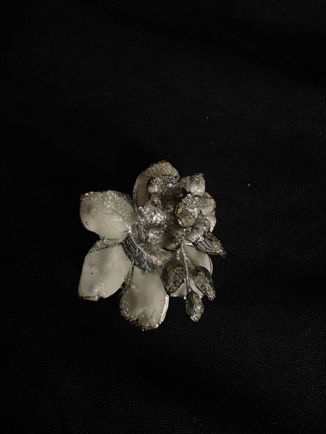 花クリップブローチ　シルバー