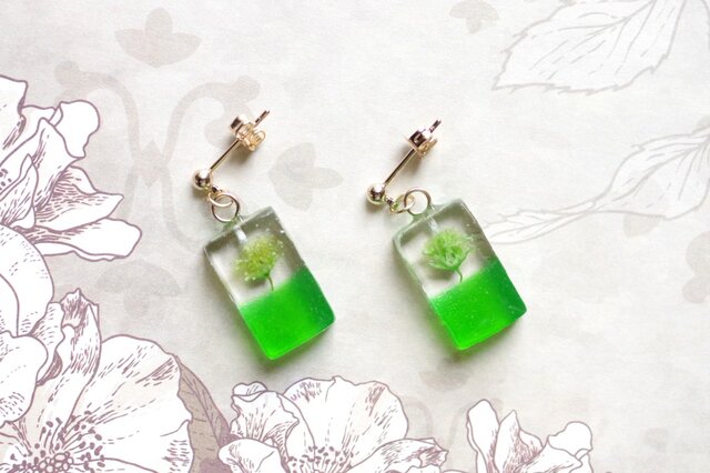 レジンアート 長方形のピアス〈一輪の花・アップルグリーン〉 | iichi