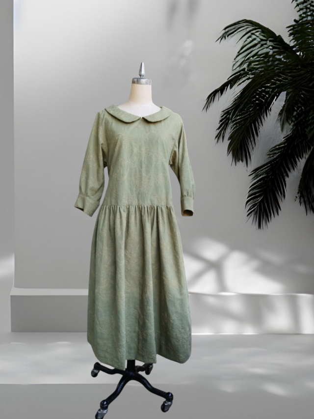 フラットカラー　刺繍生地ワンピース（カーキ）