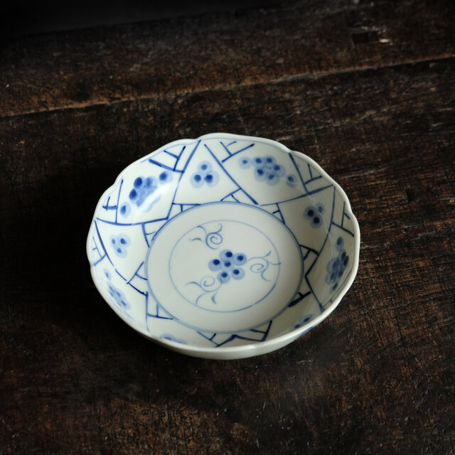 可憐で可愛い◇花唐草と五芒星。瀬戸焼 花文染付膾皿 antiques/骨董