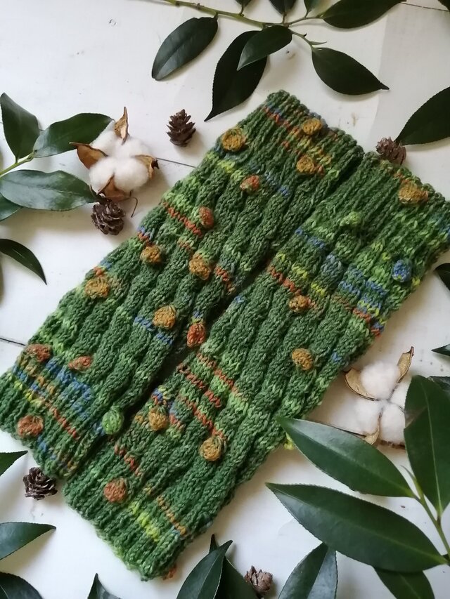 【Ｍ】緑の原、草の実〜オパール毛糸のスパイラル編みレッグウォーマー