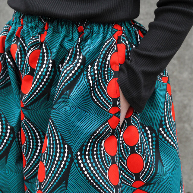 アフリカ布のロングスカート(ピーコックブルー)サイドポケット付き アフリカ布のロングスカート(ピーコックブルー)サイドポケット付き