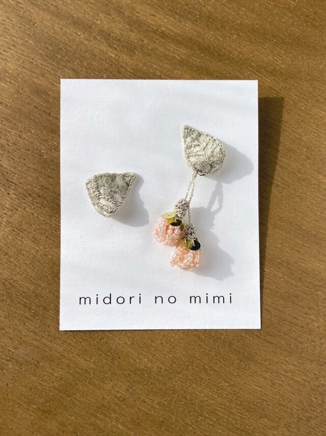桜のつぼみと葉　ビーズ刺繍クリップイヤリング