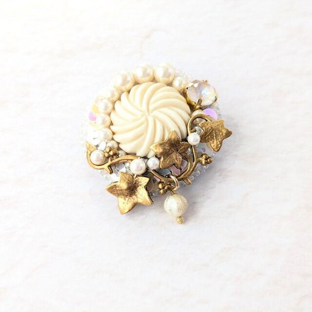 ヴィンテージカボションのビーズ刺繍ブローチ（K1220) | iichi 日々の