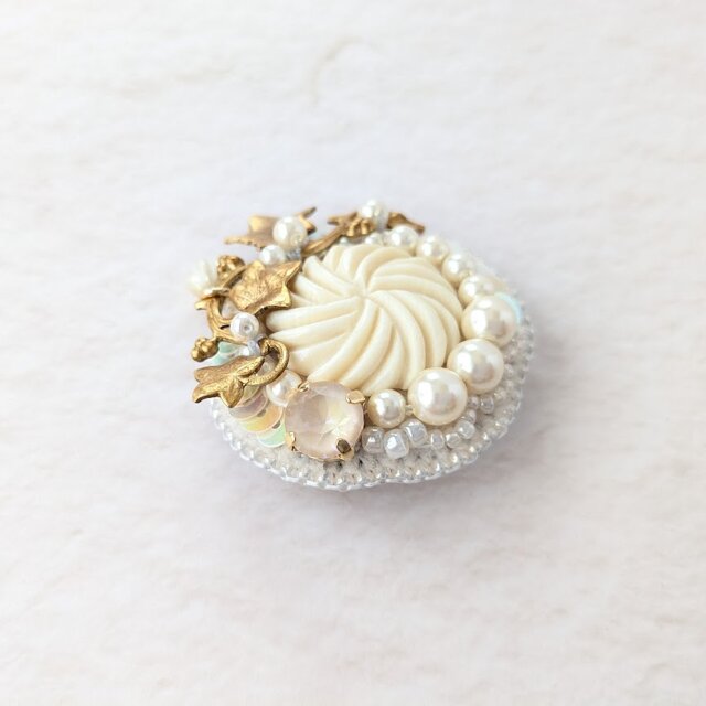 ヴィンテージカボションのビーズ刺繍ブローチ（K1220) | iichi 日々の