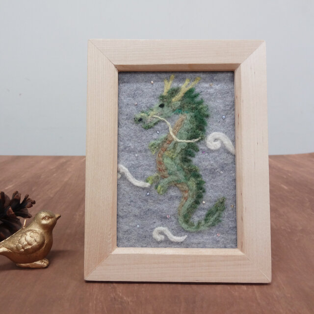 羊毛刺しゅうの額絵「昇り龍」 | iichi 日々の暮らしを心地よく