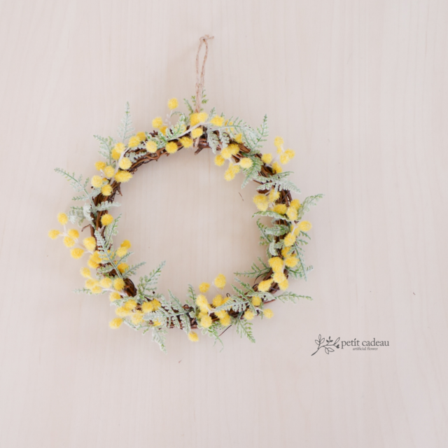 小さなミモザのリース