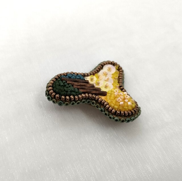 ビーズ織　プローチ yellow flowers 糸とビーズのブローチ | iichi 日々の暮らしを
