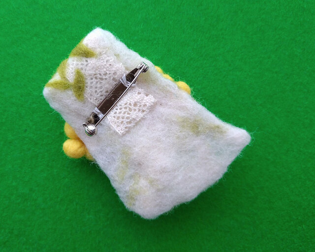 ミモザのフェルトブローチ | iichi 日々の暮らしを心地よくする