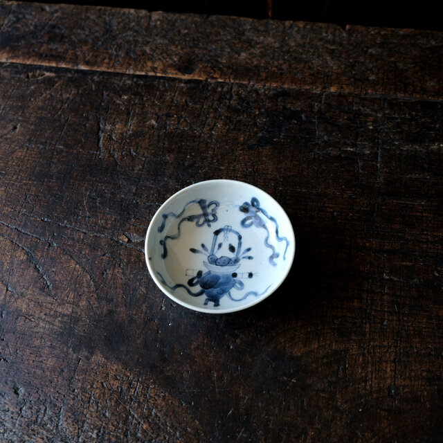 骨董　アンティーク　初期伊万里　花蜂文　小皿　豆皿　(皿の見込部分) 陶片 骨董 アンティーク 初期伊万里 花蜂文 小皿 豆皿 (皿の見込部分