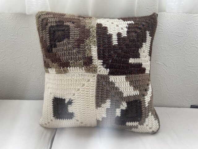 小さなクッション　2個組  戸塚刺繍 フランス刺繍と図案155集 クッション特集2 | 戸塚刺しゅう