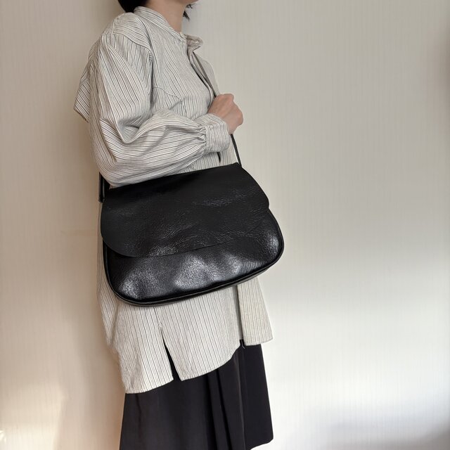 本革 ラウンドショルダーバッグ／ブラック｜豚革×クラシックモダン