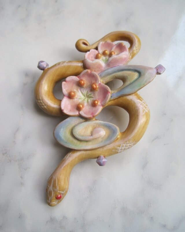 桜流水へびのブローチ