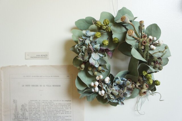 木の実とユーカリのリース | iichi 日々の暮らしを心地よくする