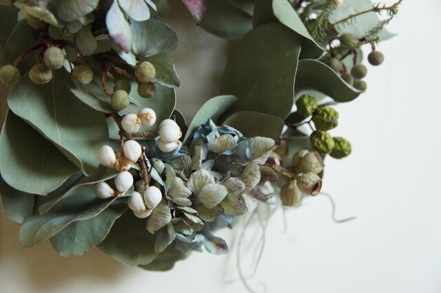 木の実とユーカリのリース | iichi 日々の暮らしを心地よくする
