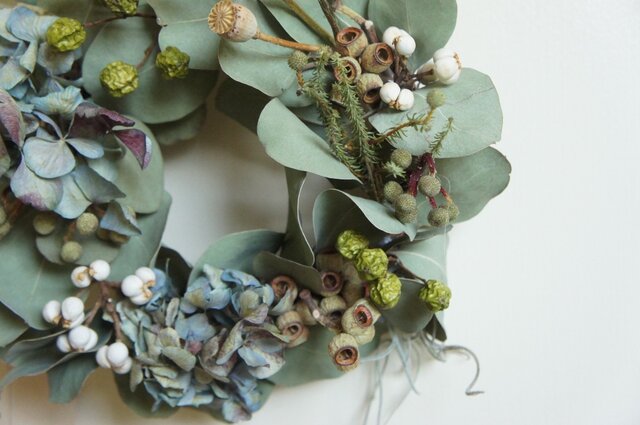 木の実とユーカリのリース | iichi 日々の暮らしを心地よくする