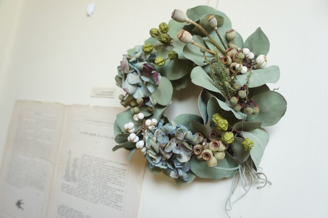 木の実とユーカリのリース | iichi 日々の暮らしを心地よくする