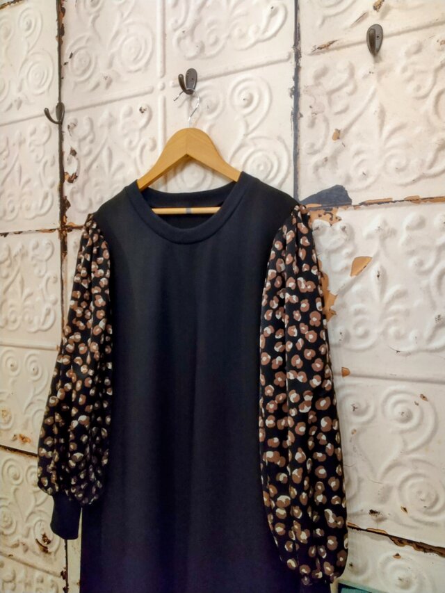 レオパード柄お袖パフスリーブのブラックワンピース(ブラック)