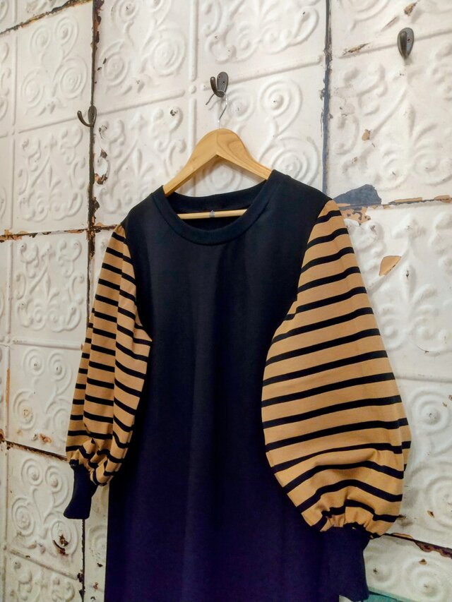 ボーダーお袖パフスリーブのブラックワンピース