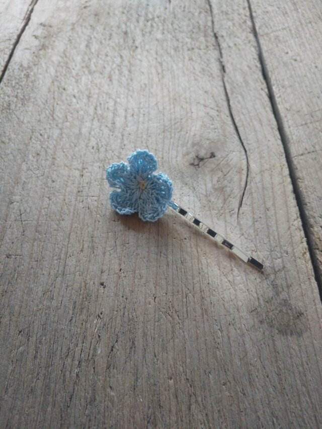 ぷっくりお花のヘアピン