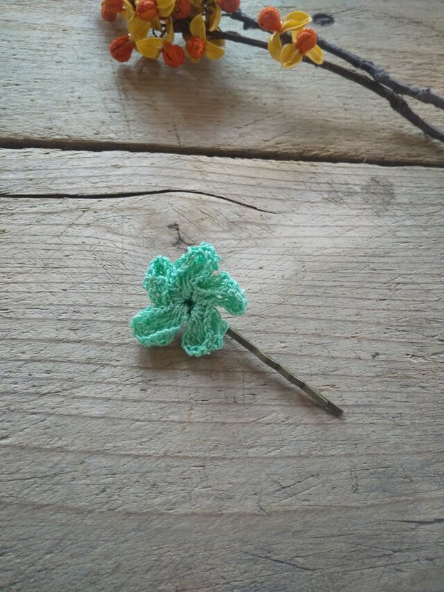 ぷっくりお花のヘアピン