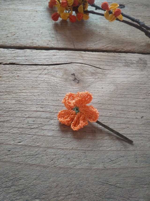 ぷっくりお花のヘアピン