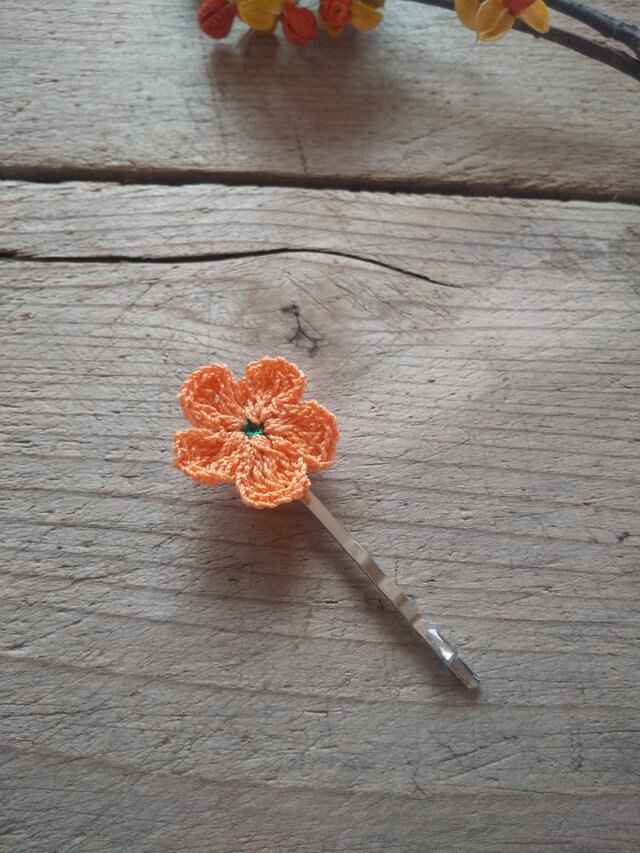 ぷっくりお花のヘアピン