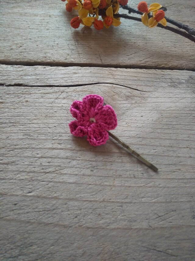 ぷっくりお花のヘアピン