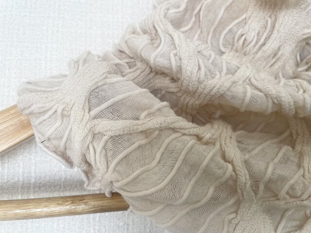 さらさら肌感綿95%シャーリング加工ホワイトハンドメイドネック