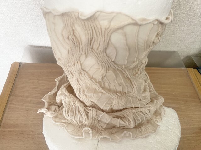 さらさら肌感綿95%シャーリング加工ホワイトハンドメイドネック