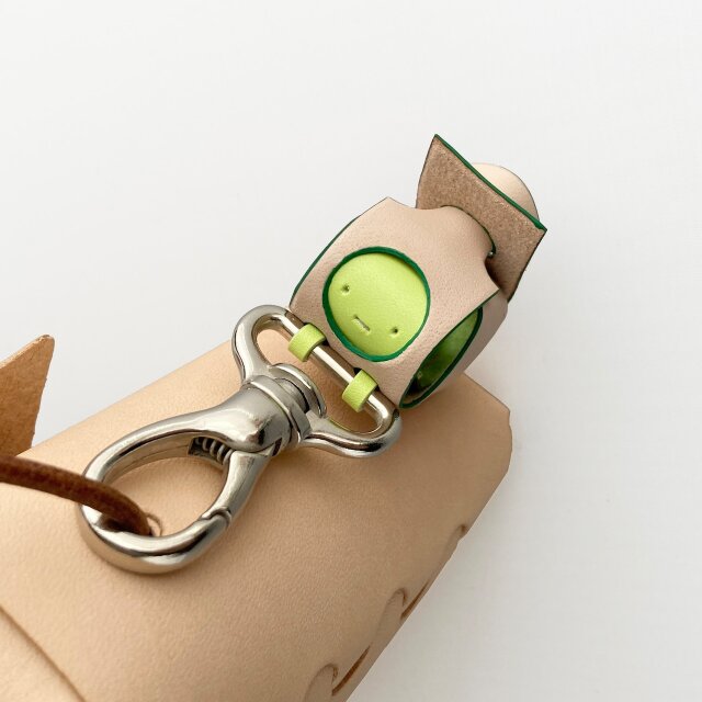 なんか頑張りたくなる革のバッグチャーム【hanger / はんがー】（ベージュ×グリーン×ライム）