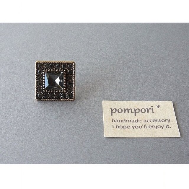 スクエアビジューのブローチ