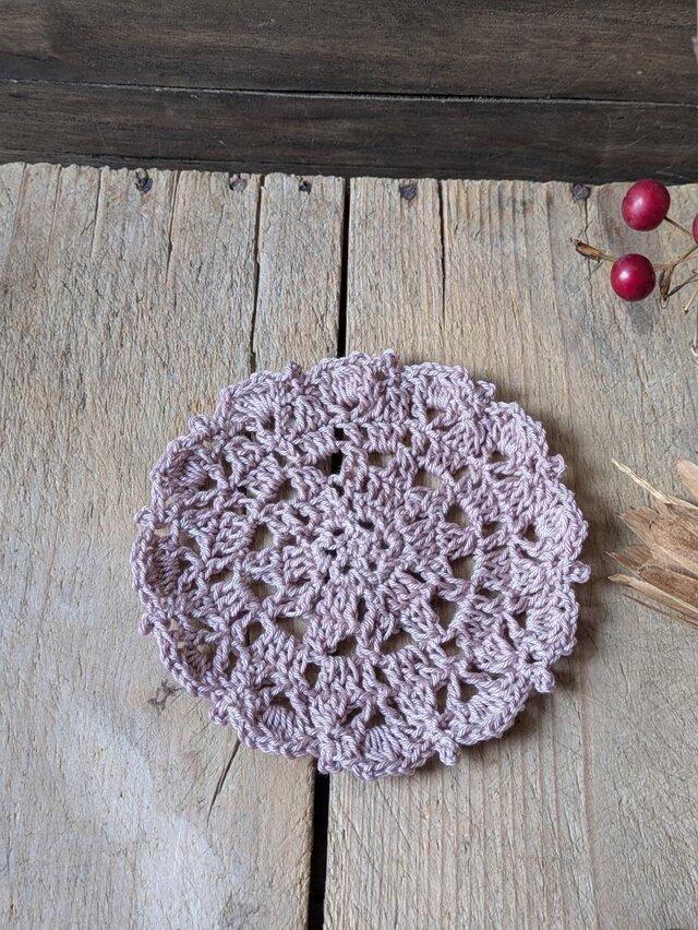 レース編みのナチュラルで華やかなドイリー