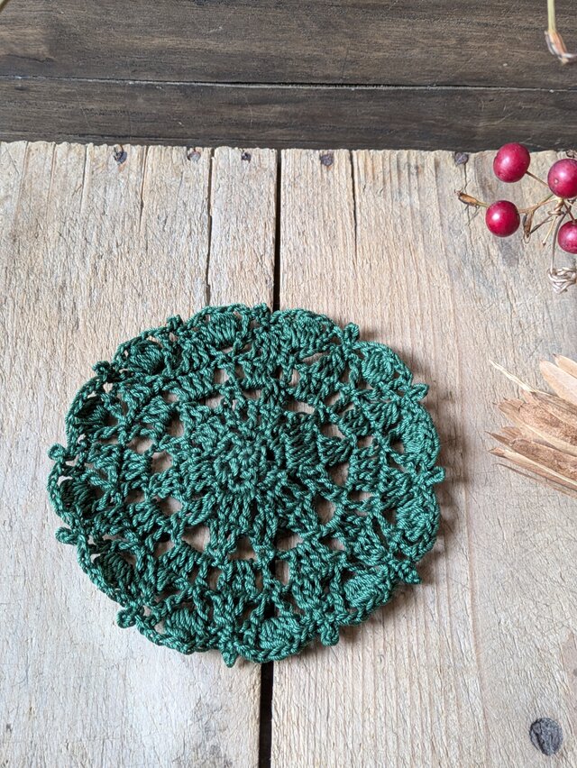 レース編みのナチュラルで華やかなドイリー