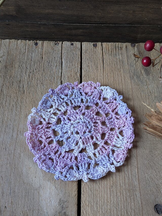 レース編みのナチュラルで華やかなドイリー