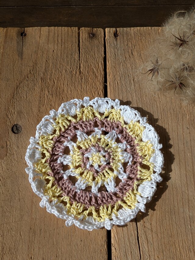 レース編みのナチュラルで華やかなドイリー