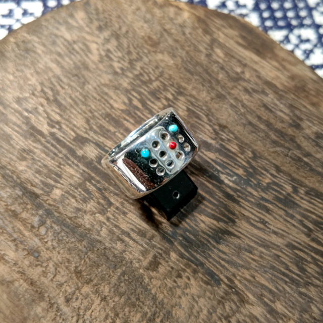 サイズ11.5号。「A」「I」「a·i」「愛」点字を使った触覚リング