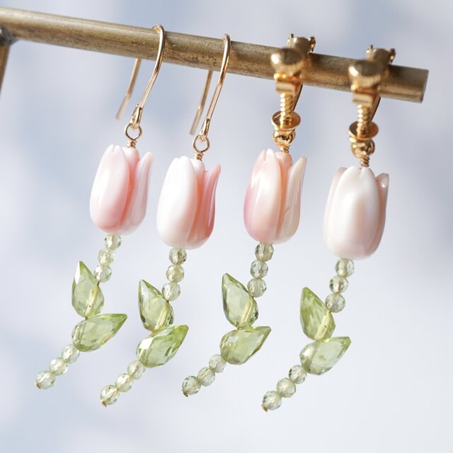 【ピアス／イヤリング】チューリップ クィーンコンクシェル ペリドット 天然石 誕生石 春 花 シンプル 14kgf
