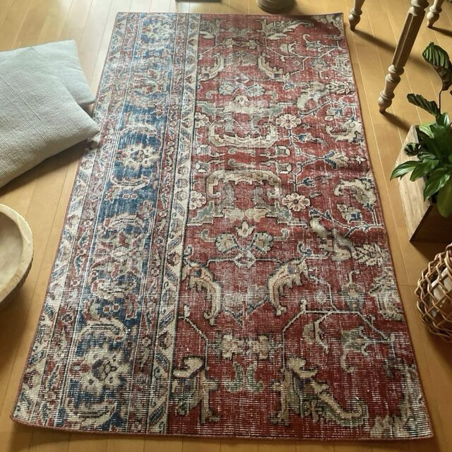 86×150 赤えんじ×ブルー　擦れシャビーなボタニカル　トルコヴィンテージラグ 86×150 赤えんじ×ブルー 擦れシャビーなボタニカル トルコ