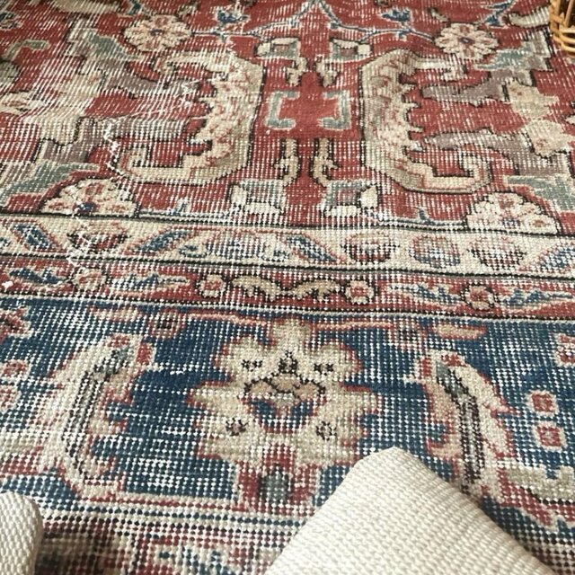 86×150 赤えんじ×ブルー　擦れシャビーなボタニカル　トルコヴィンテージラグ 86×150 赤えんじ×ブルー 擦れシャビーなボタニカル トルコ