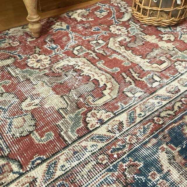 86×150 赤えんじ×ブルー　擦れシャビーなボタニカル　トルコヴィンテージラグ 86×150 赤えんじ×ブルー 擦れシャビーなボタニカル トルコ