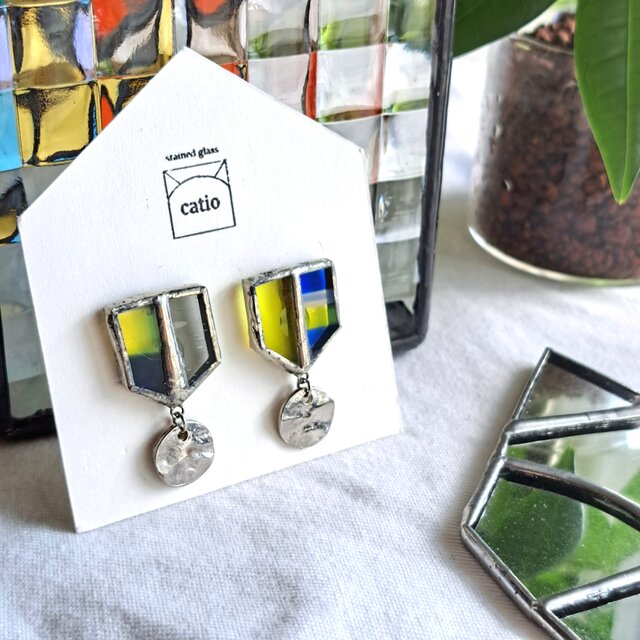 Medal earring/ yellow＆blue