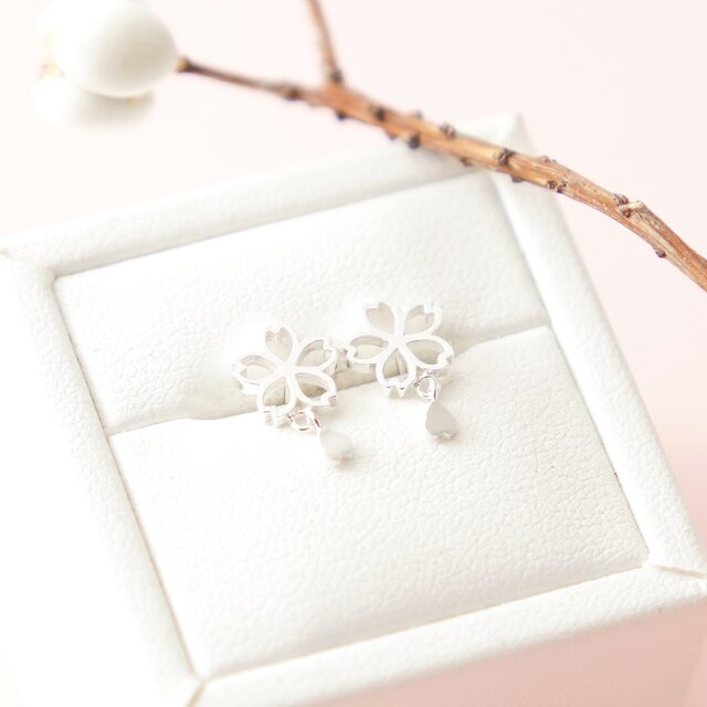 花びら揺れる 透かし桜のピアス シルバー