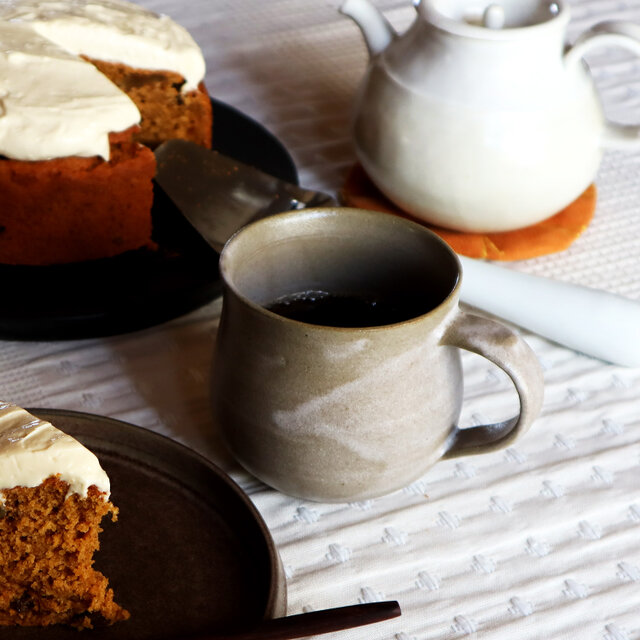 底がまるいカフェオレ色のマグカップ