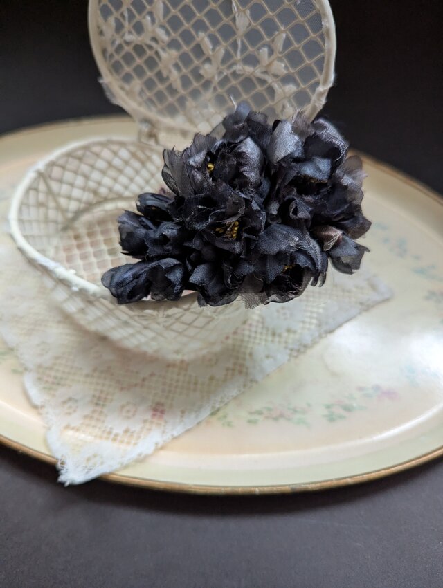 ブローチ ﾃｨｱﾄﾞﾛｯﾌﾟ（八重桜ブラック）B64